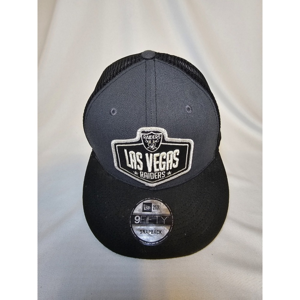 Las Vegas Raiders New Era 9FIFTY Snapback Trucker Hat Gray Black Mesh NFL